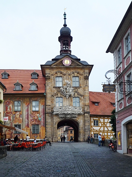 BA01.08.2014-12.27.38_B.jpg - Bamberg, Blick von der Oberen Brücke auf das Alte Rathaus mit dem Rokokobalkon und Wappenrelief 