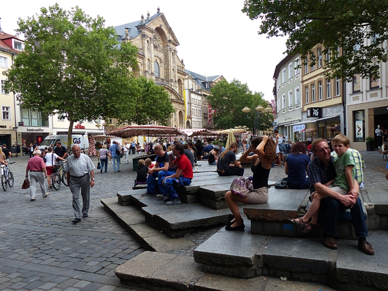 BA29.07.2014-11.00.00_B.jpg - Bamberg, Grüner Markt, im Hintergrund die Kirche St. Martin