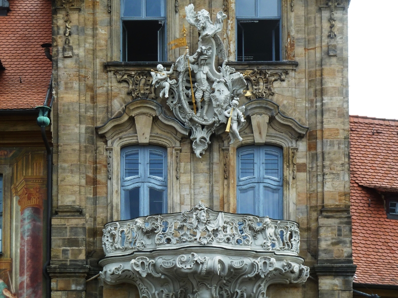 P1050040_B.jpg - Bamberg, das Alte Rathaus mit dem Rokokobalkon und Wappenrelief