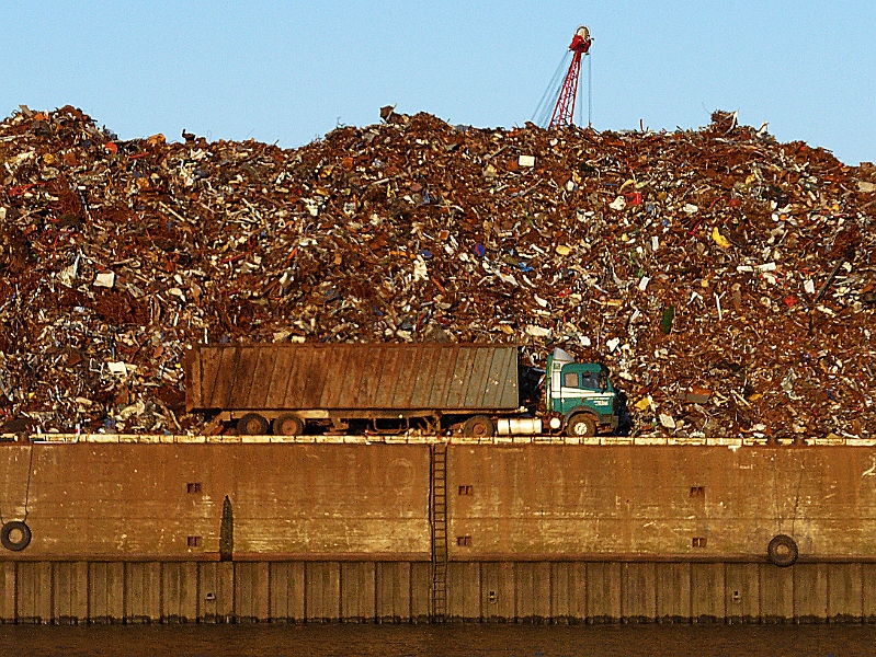 P1000127.jpg - Hamburger Hafen, Altmetall Umschlag