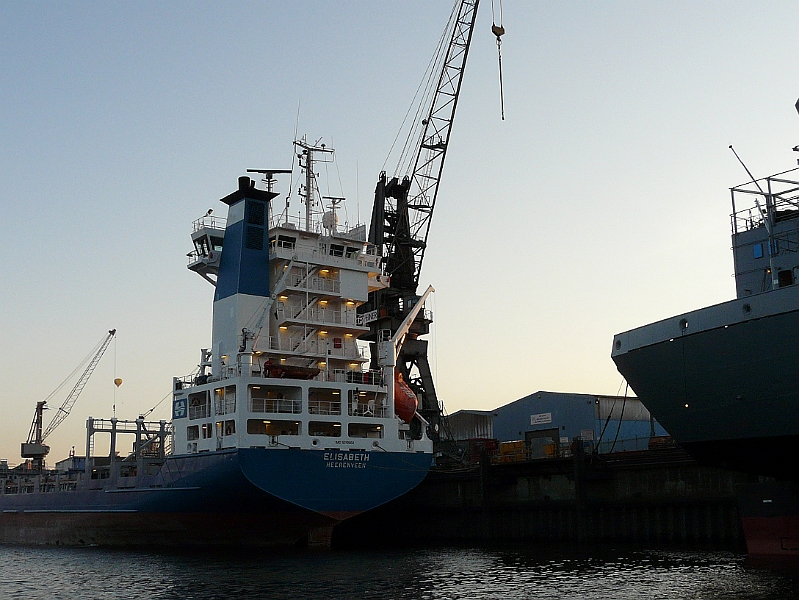 P1000150.jpg - Hamburger Hafen, Elisabeth Heerenveen wird entladen