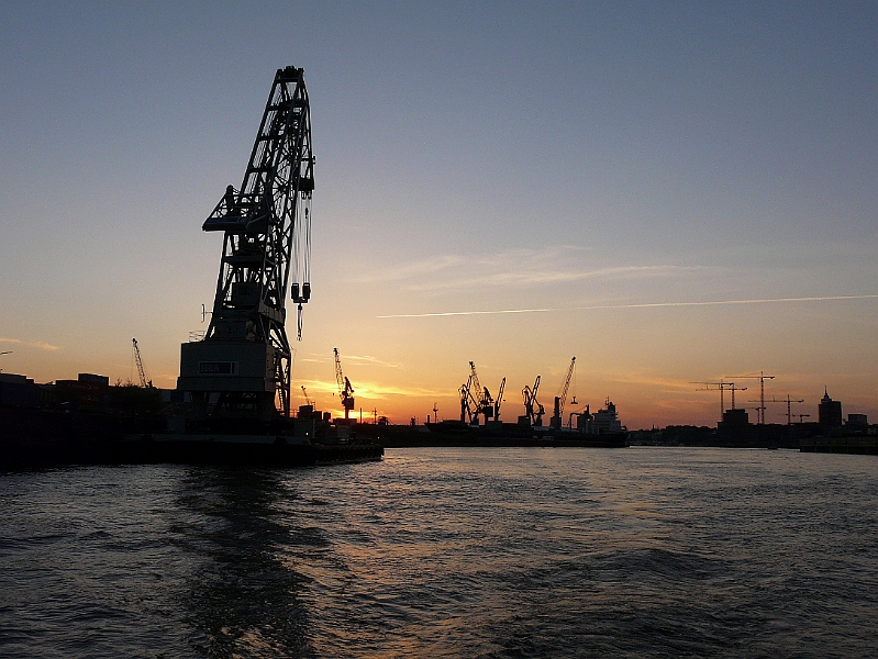 P1000177.jpg - Hamburger Hafen, Hafenpanorama am Abend