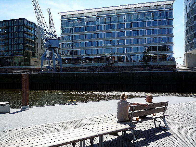 P1020918.jpg - Hafencity, Sandtorhafen, Blick vom Traditionsschiffhafen auf das Meßner Momentum