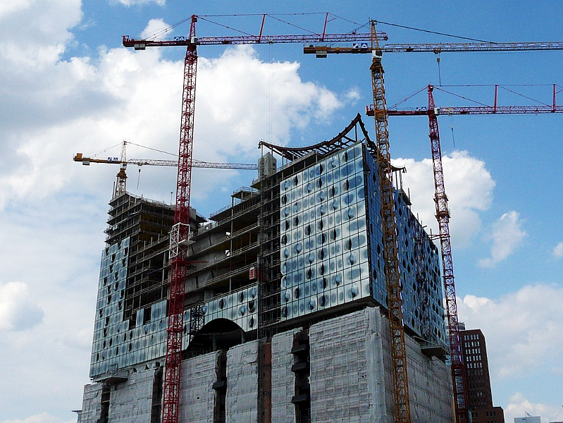 P1040809_B.jpg - Elbphilharmonie Hamburg, im Bau befindliches Konzerthaus auf dem Kaispeicher A in der HafenCity (07/2010)