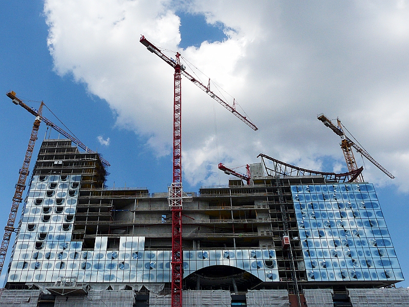 P1040811_B.jpg - Elbphilharmonie Hamburg, im Bau befindliches Konzerthaus auf dem Kaispeicher A in der HafenCity (07/2010)