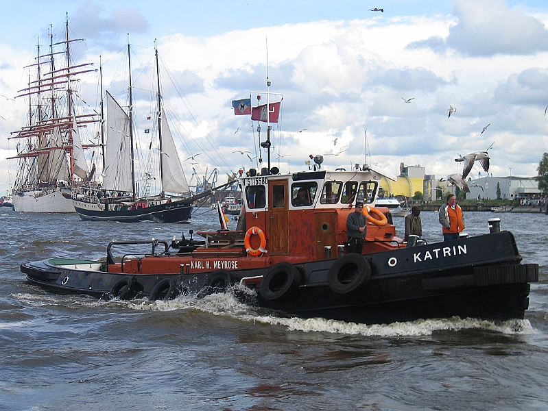 102_0218_B.jpg - Hafengeburtstag 2005,  Auslaufparade, Schlepper Katrin ( Deutschland), Dreimast Gaffelschoner Regina Mares (Niederlande), Viermastbark Sedow (Седов) Russland