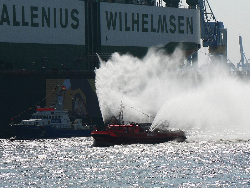 P1000204_B.jpg - Hafengeburtstag 2006, Feuerlöschboot im Hintergrund die Bürgermeister Weichmann (Wasserschutzpolizei)