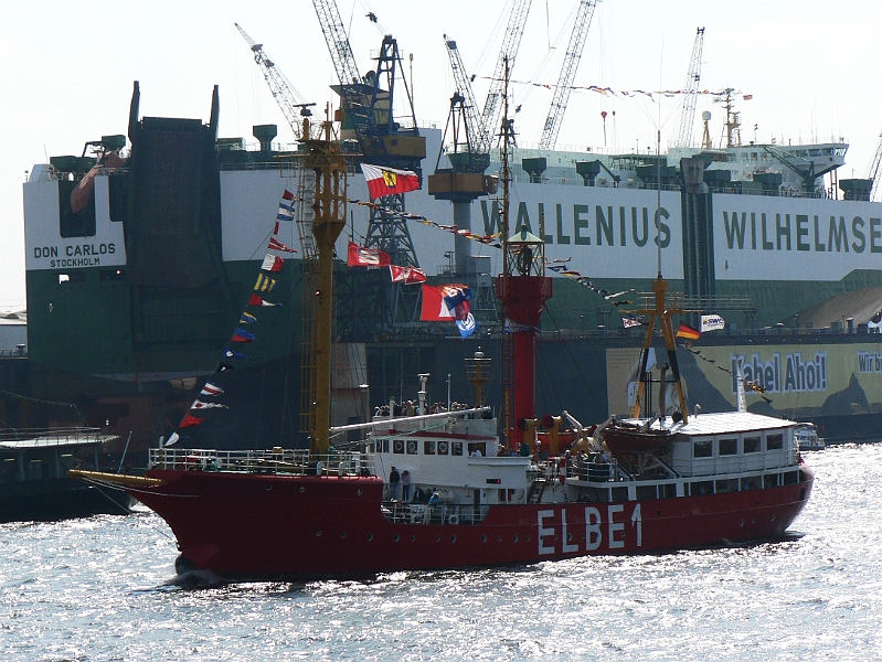 P1000213_B.jpg - Hafengeburtstag 2006, Einlaufparade, Elbe 1 (Museums-Feuerschiff)