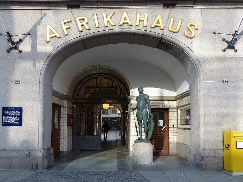 P1000181_B.jpg - Kontorhäuser, Afrikahaus (1899 - 1901),  Eingangsbereich Große Reichenstraße 27