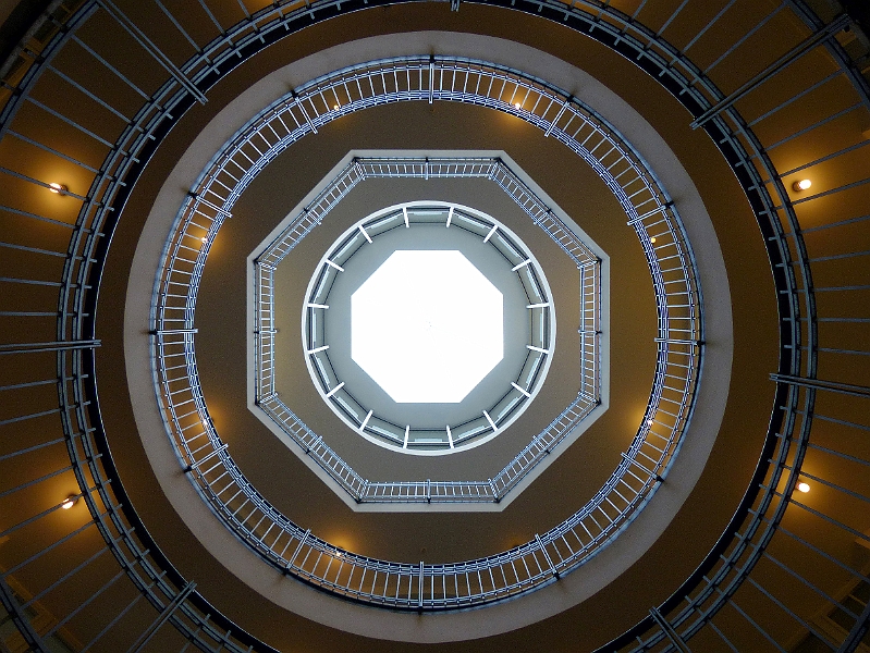 P1000186_C.jpg - Kontorhäuser, Afrikahaus (1899 - 1901), Treppenhaus mit Glaskuppel, Große Reichenstraße 27