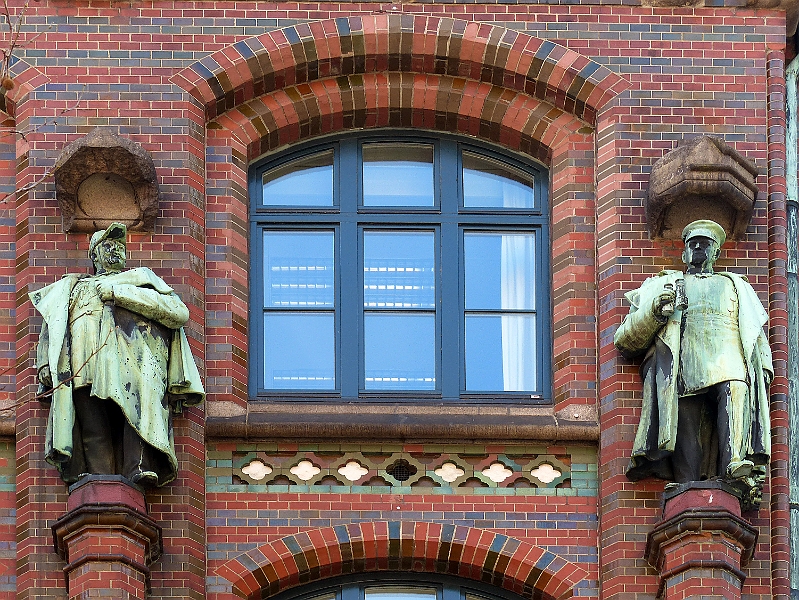 P1000195_B.jpg - Kontorhäuser, Laeiszhof (1897-1898) Statuen Albrecht von Roon und Graf von Moltke an der Außenfassade. Trostbrücke 1