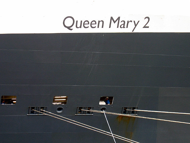 102_0282_B.jpg - Queen Marry 2 in Hamburg