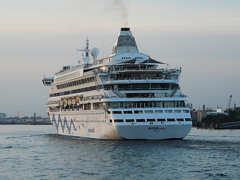 P1000826.jpg - Hamburg, Cruise Days 2008, Einlaufen der Aida Aura  am 02.08.2008, Heckansicht