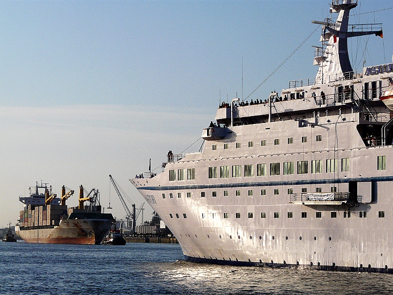 P1000843.jpg - Hamburg, Cruise Days 2008, Einlaufen der Astor am 02.08.2008