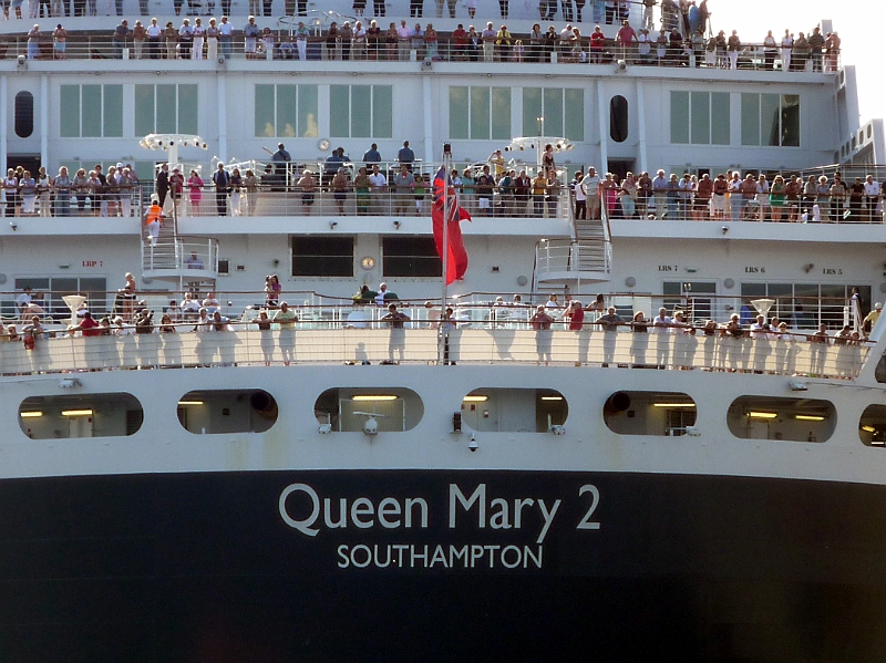 P1030234_B.jpg - Queen Marry 2 in Hamburg am Cruise Center