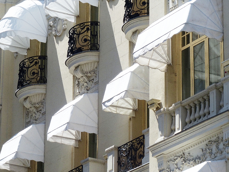 MA13.05.2014-13.15.52.jpg - Madrid, Centro,Plaza de las Cortes, Bürogebäude mit kleinen Balkonen