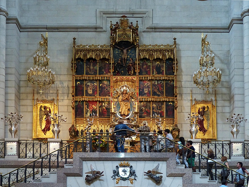 MA15.05.2014-13.20.21.jpg - Madrid, Centro, Catedral de la Almudena, Altar