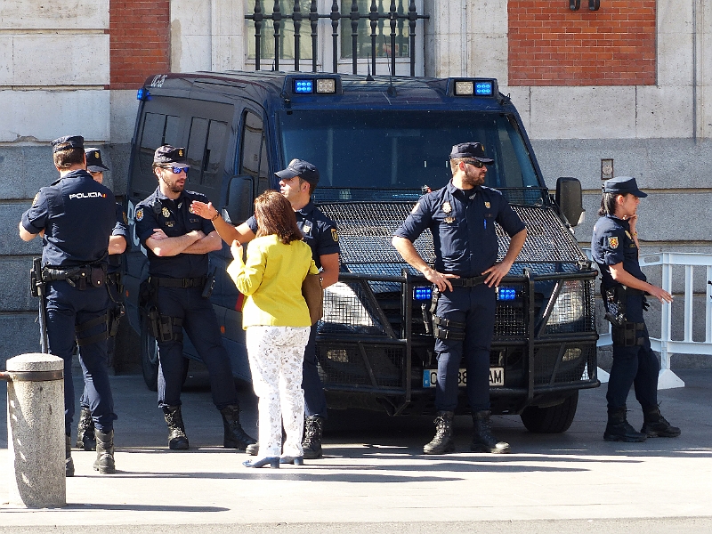 P1020330_B.jpg - Madrid, Centro, Polizei vor dem Spiel von Atletico Madrid 2014