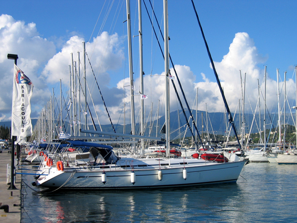 Charterboote an der Pier im Hafen von Gouvia