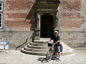 Neustadt,  vor dem Schloss Landestrost