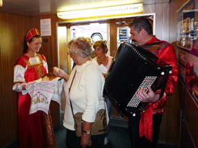Begrung der Passagiere an Bord