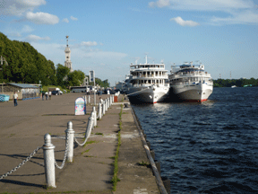 Pier im Flusshafen von Moskau