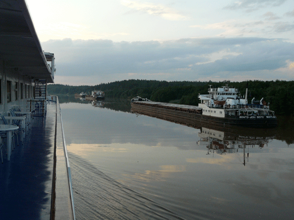 Schiffe vor Anker auf der Kowzha 