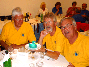 Die Blaubrencrew mit dem Pokal