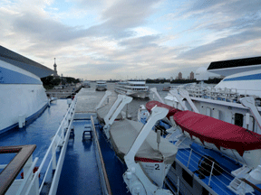 Die Weiße Flotte im Flusshafen von Moskau