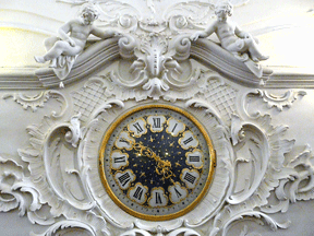Uhr im Treppenhaus des Katharinenpalastes